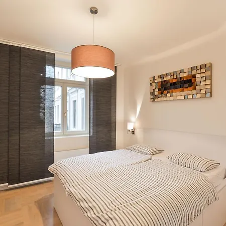 Apartment Modern With Portable Ac And Cozy Terrace Prague