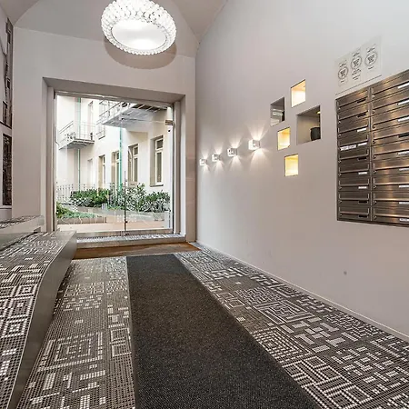 Modern With Portable Ac And Cozy Terrace * Prága